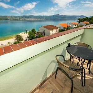 apartment-saric2.hotels-in-trogir.com/